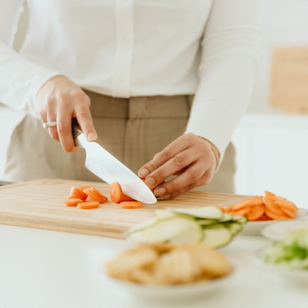 Bamboe snijplank. Een duurzame en milieuvriendelijke snijplank met een glad oppervlak, perfect voor het snijden en bereiden van voedsel. Voeg een natuurlijke en stijlvolle touch toe aan elke keuken.