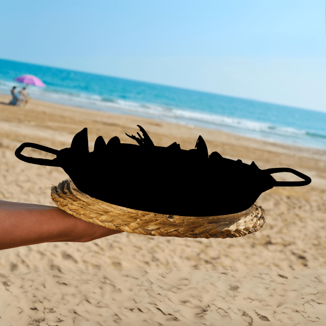 Paella pan op een strand in Spanje met heerlijke mosselen en zeevruchten