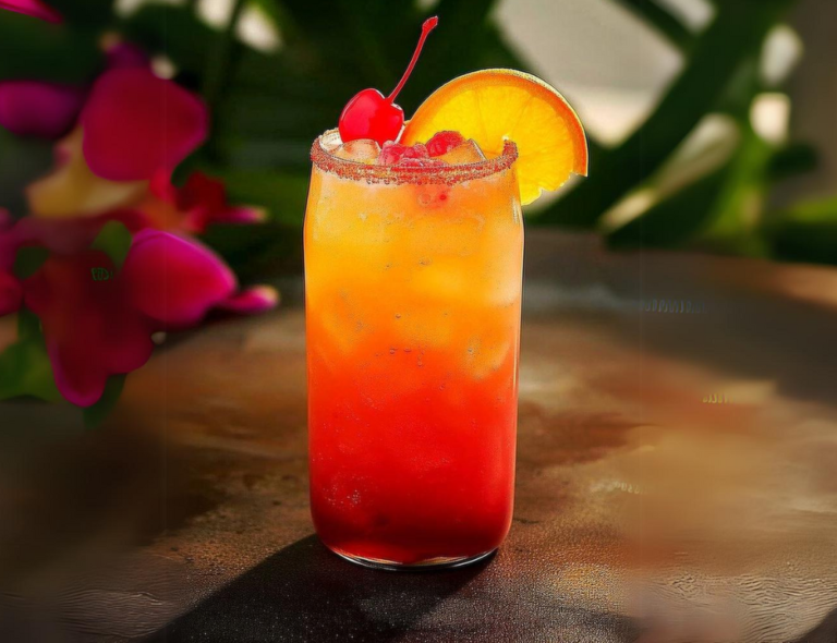 Een verfrissende African Sunset Cocktail, geserveerd in een glas met ijsblokjes, een warme oranje-rode kleur, en gegarneerd met een schijfje sinaasappel. De cocktail straalt de exotische en tropische sfeer van een Afrikaanse zonsondergang uit.